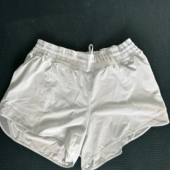 Lululemon Hotty hot high rise 4 in - Picture 1 of 3